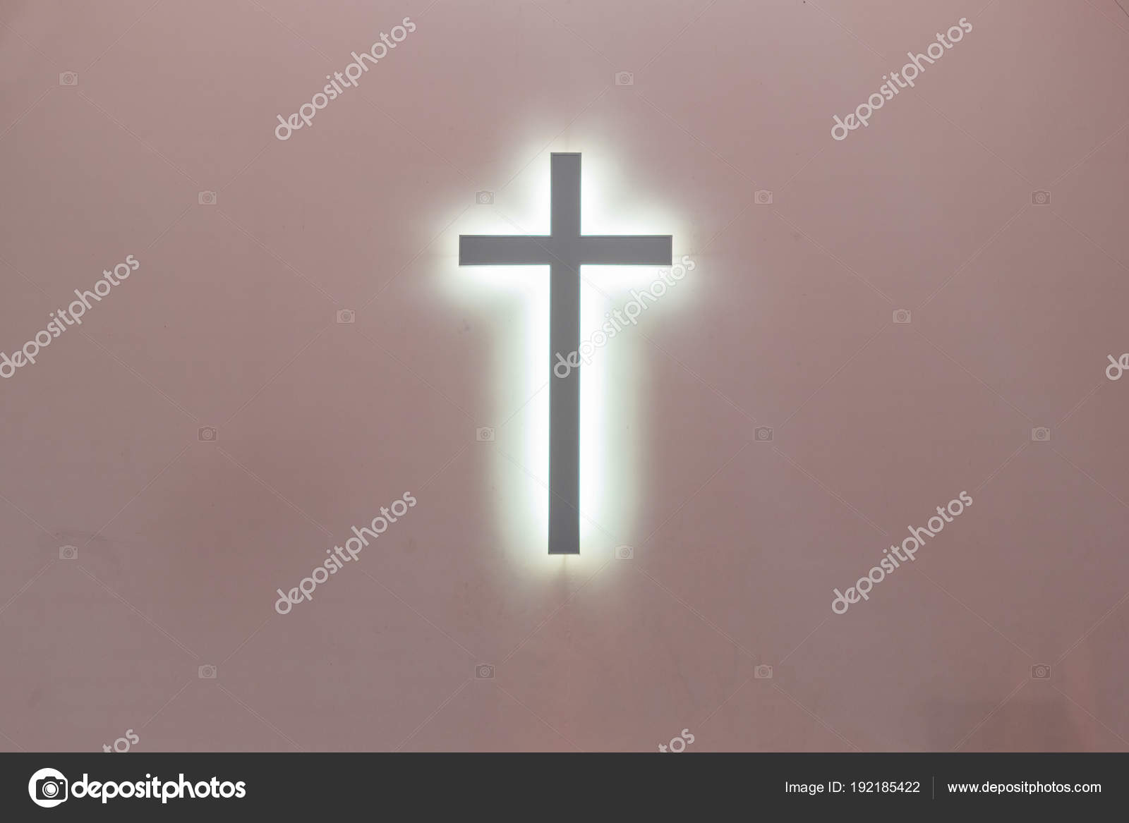 基督徒十字架在粉红色背景。基督教的象征。受难——图库图片© Jollier:) #192185422, image size:1600x1167