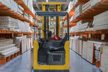 Ahşap inşaat için çeşitli ambar ve onarma. Teslimat kavramı. ahşap depo - raf ahşap plakalar ve forklift ile.