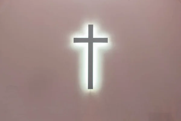 Christian Cross vaaleanpunainen tausta. kristinuskon symboli. ristiinnaulitseminen — kuvapankkivalokuva