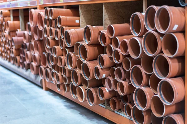 İnşaat dükkanındaki kanalizasyon boruları. KG kanalizasyon boruları. Yığınla PVC ve seramik su boruları