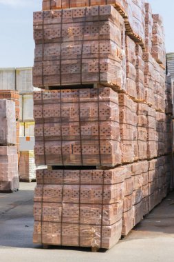 Beton tuğla ile birkaç Paletler deposunda birbirinin üstüne yığılmış. Palet üzerinde yeni tuğla