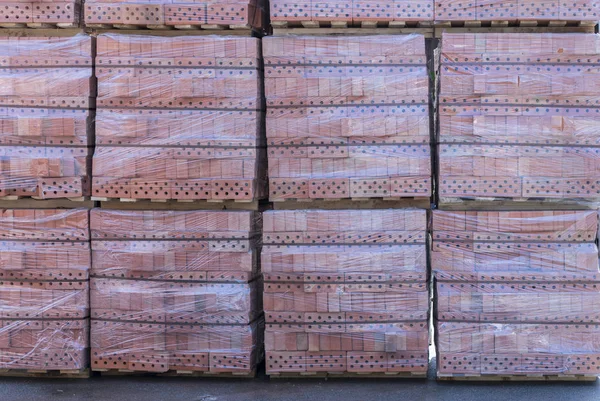 Clay brick's pallet at the storage yard. pallets with bricks in the building store. Racks with brick. Masonry, stonework. — Stock Photo, Image