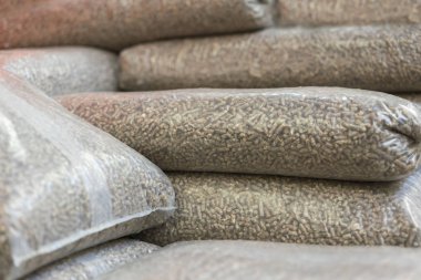 Ahşap granül plastik torba yığını