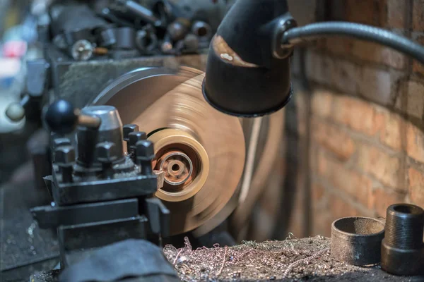Hafif Mavi Sahnede Çelik Çubuk Kesme Torna Makinesi Çelik Çubuk — Stok fotoğraf