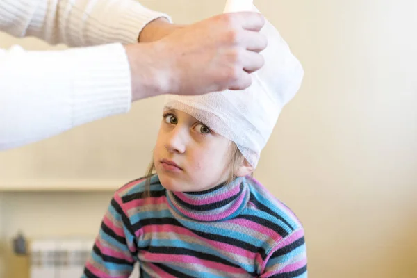Doktor Kızın Kafası Sargılı — Stok fotoğraf