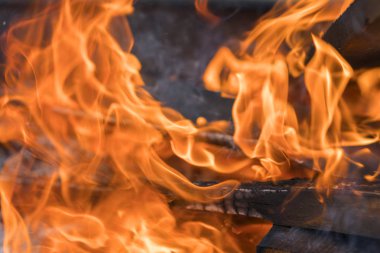 Şömine yakın çekim kırmızı sarı yangın. alevler. Arka plan ateş. Seçilen odak.