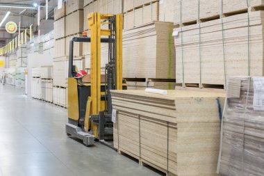 Forklift yükleyici Paletli yapı malzemeleri depo, lojistik kavramı, evleri, inşaatı yükleyici