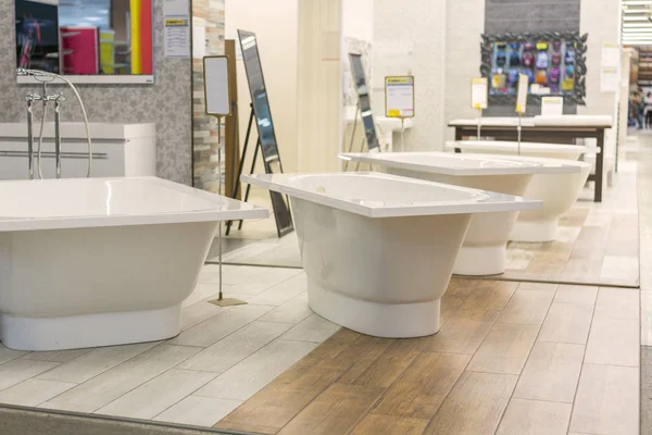 banyo sıhhi tesisat deposunda. Sıhhi teknik dükkanı. Beyaz banyo.