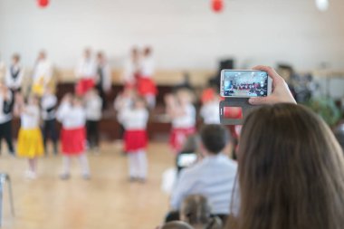 Anne anaokulu çocuklarda smartphone performansını video çekim.