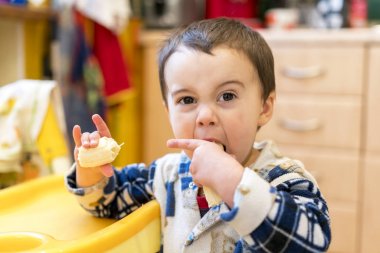 Oğlum 2 yaşında muz yemek. Bebek 2 yaşında bir muz mutfakta yemek