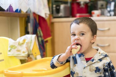Bebek 2 yaşında bir muz mutfakta yemek