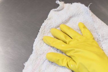 Kaput koruyucu eldiven elinde mendil