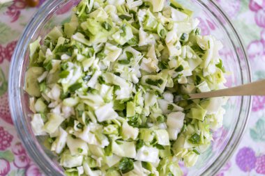 Taze sağlıklı salata - lahana, havuç ve zeytin yağı. lahana salatası