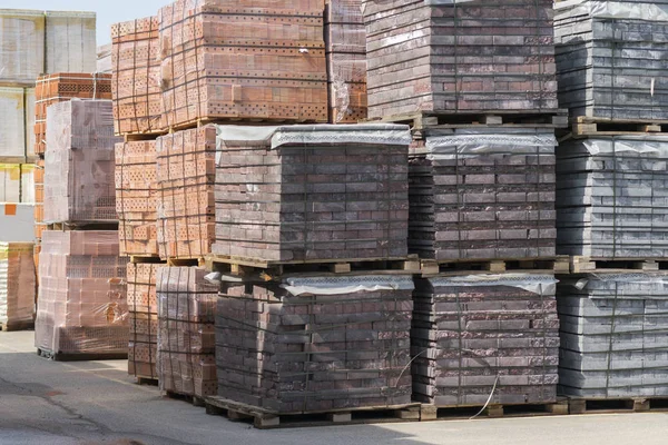 Paletes com tijolos na loja de construção. Racks com tijolo. Alvenaria, cantaria de pedra . — Fotografia de Stock