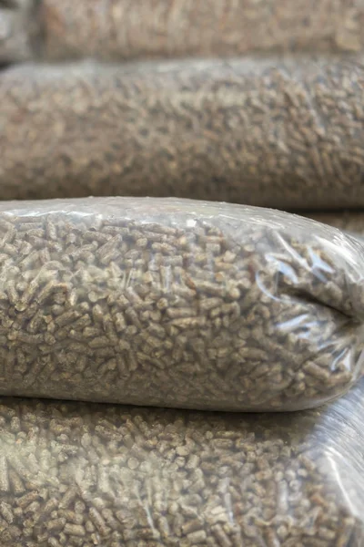 Un mucchio di pile di pellet di pino - immagine stock. Pellet ecologici- biomassa in sacchi — Foto Stock