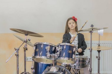Genç beyaz genç kız bateri çalıyor. Kız davul seti oynamaktan. Müzik Okulu davul çalmak kız öğrenir