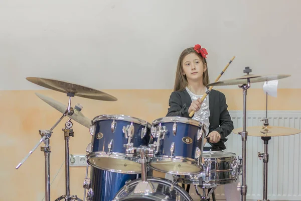 Genç beyaz genç kız bateri çalıyor. Kız davul seti oynamaktan. Müzik Okulu davul çalmak kız öğrenir