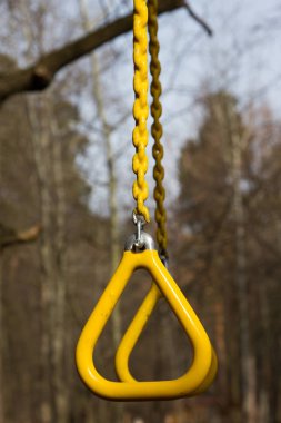 Parkta oyun asılı bir sarı yüzüğü spor.