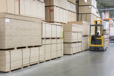 Forklift yükleyici Paletli yapı malzemeleri depo, lojistik kavramı, evleri, inşaatı yükleyici.