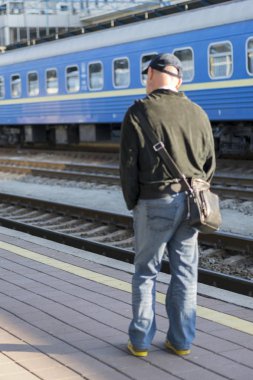 Bir tren istasyonundaki adama bekliyor. bulanık