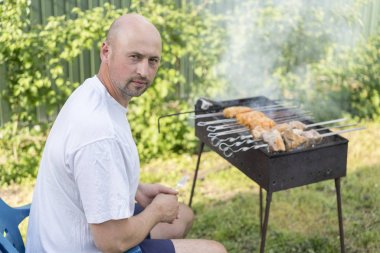 Genç çift kendi bahçesinde Barbekü yapma.