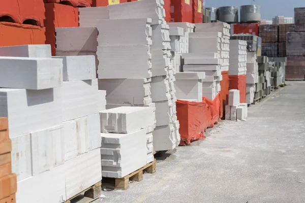 Gazbeton palet üzerinde. Duvar panelleri autoclaved gazlı ahşap palet üzerinde beton yapılan bir diğer üzerinde açık bir ambar koymak.