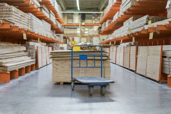 İnşaat malzemeleri dükkanı. Panoları, ahşap ve yapı malzemeleri ile rafları