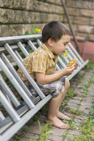 El chico tiene 4 años en el patio — Foto de Stock