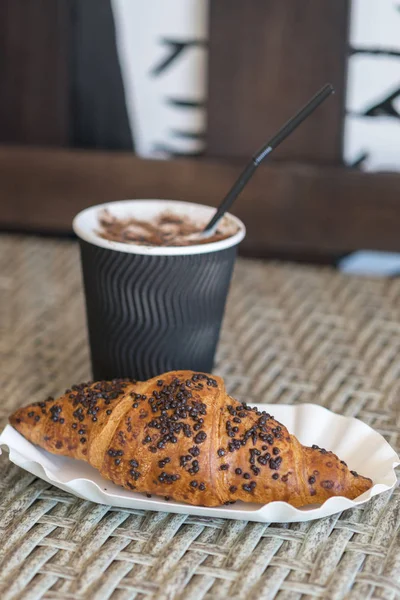 Kaffe Att Pappersmugg Med Croissanter Träbord Kaffe Att Pappersmugg Med — Stockfoto