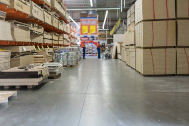 Depo ağacı. Depoda tahta tabaklar olan paletler. Kereste üretimi.