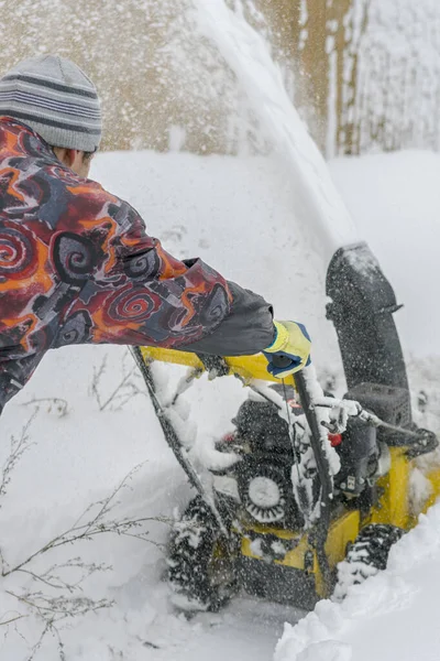 Man Som Driver Snöslunga För Att Avlägsna Snö Uppfarten — Stockfoto