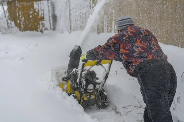 Man Operating Snow Blower Remove Snow Driveway — Stock Photo, Image