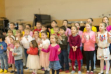 Geniş bir ilkokul çocuğu grubu. Bulanık.