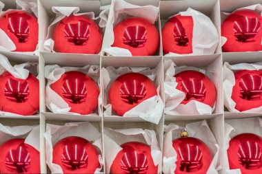 Noel ağacı için Noel baloları. Noel hazırlığı konsepti. 