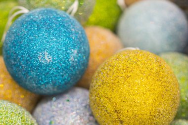 Noel ağacı için Noel baloları. Noel hazırlığı konsepti. 