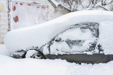 Karla kaplı makine. Araba karların altında. Soğuk kış havası. 