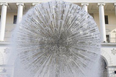 Yuvarlak çeşme. Modern top şekilli çeşme.