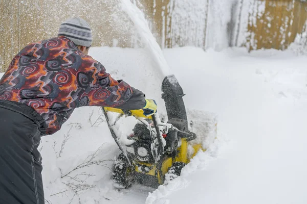Человек Работает Снегоочиститель Удаления Снега Подъездной Дорожке — стоковое фото