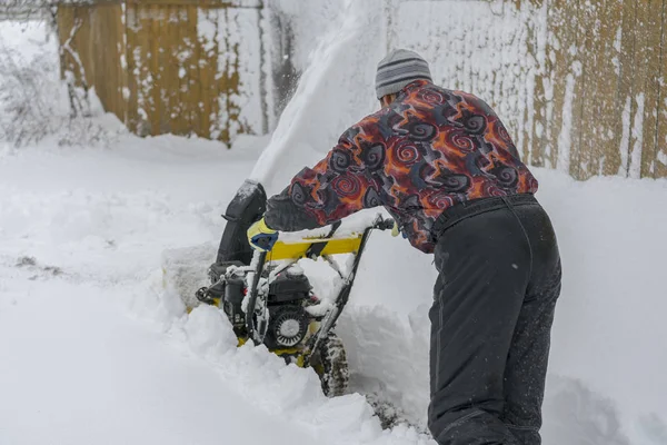 Man Operating Snow Blower Remove Snow Driveway — Stock Photo, Image