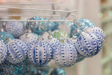 Noel ağacı için renkli mücevherler. Renkli toplar.