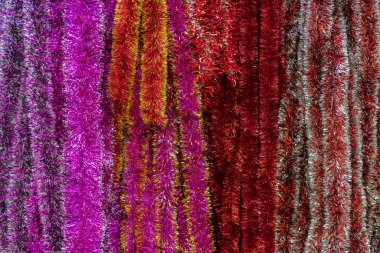 Yılbaşı süslemeleri. Noel ağacı Yeni yıl yağmuru.