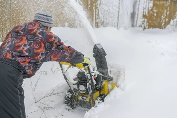 Man Operating Snow Blower Remove Snow Driveway — Stock Photo, Image