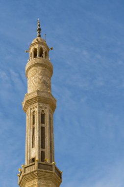 Mavi gökyüzünün arka planında minare. İslam inancı kavramı.