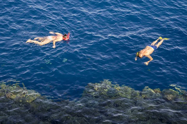 Menschen Auf Hoher See Beim Schnorcheln Konzept Für Den Urlaub — Stockfoto