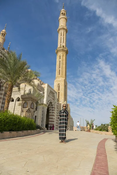 Donna Abiti Chiusi Sullo Sfondo Della Moschea Concetto Fede Islamica — Foto Stock