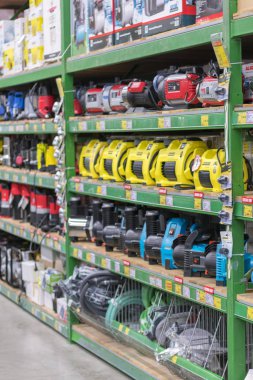 Kyiv, Ukrayna - 19 Temmuz 2019: Dükkan pompalama ekipmanları, mağazadaki raflarda pompalar. Sulama ve su temini için ekipman.