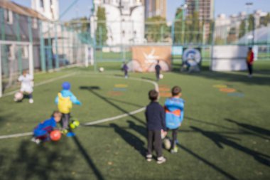 Çocuklar futbol antrenmanında. Sağlıklı yaşam tarzı ve spor kavramı. Bulanık.