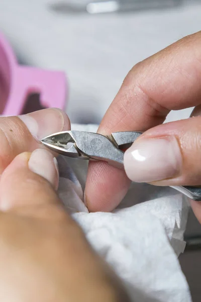 Mujer Manos Recibiendo Manicura Cuidado Uñas Procedimiento —  Fotos de Stock