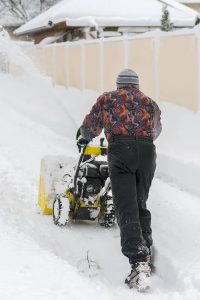 Man Operating Snow Blower Removig Snow Driveway Man Using Snowblower — Stock Photo, Image