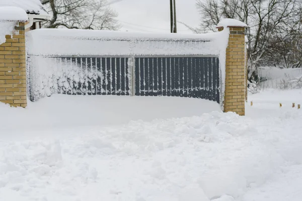 Ingången Täckt Med Snö Grindar Fyllda Med Snö — Stockfoto